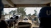 Des soldats de la paix de la MONUSCO patrouillent en direction du camp de déplacés de Kigonze à Bunia, en Ituri, le 2 mars 2023.