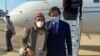 L'émissaire américaine en Birmanie, Bill Richardson, à droite, en compagnie du journaliste Danny Fenster à Naypyitaw, Myanmar, le lundi 15 novembre 2021. 