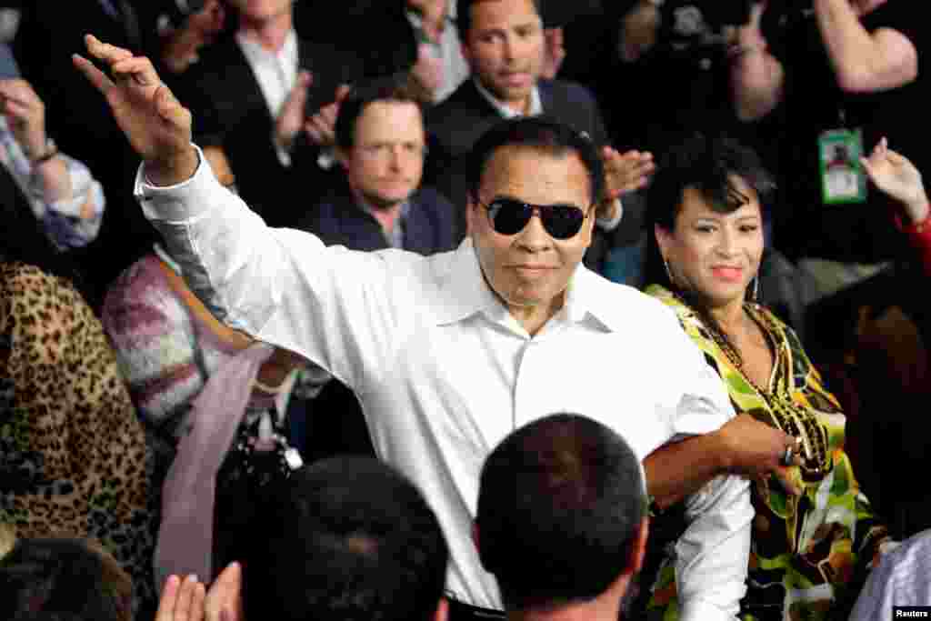 Muhammed Alii fi hadha warraa isaa Yolaandaa, Laas Veegas, Navaadaa, Caamsaa 1, 2010 