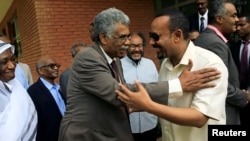 Waziri Mkuu wa Ethiopia Abiy Ahmed, kulia, akutana na ushirika wa vyama vya upinzani ili kutafuta suluhu ya mgogoro wa kisiasa unaoendelea Sudan katika ubalozi wa Ethiopia mjini Khartoum, Sudan, Juni 7, 2019.
