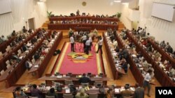Deputados já não podem ter "tacho". Parlamento moçambicano em sessão.