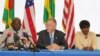 Stanilas Baba, responsable du la Millenium Challenge Corporation (MCC), David Gilmour, ambassadeur des Etats-Unis, et Sandra Ablamba Johnson, conseillère à la présidence togolaise lors d’une conférence de presse à Lomé, Togo, 8 avril 2018. (VOA/Kayi Lawson)