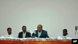 Filomeno Vieira Lopes (centro esquerda), com Justino Pinto de Andrade, numa acção do Bloco Democrático, em Luanda (foto de arquivo)