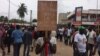"Oui à l'alternance, non à la dictature" peut-on lire sur un panneau d'une manifestante dans les rues de Lomé, au Togo, le 4 octobre 2017. (VOA/Kayi Lawson)