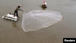 Một ngư dân Kampuchea lưới cá trên sông Mekong