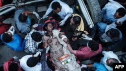 Mkazi wa Togoga, aliyejeruhiwa kufuatia shambulizi la anga lililofanywa na Jeshi la Ethiopia huko Mekele akiepelekwa hospitali, Mekele mji mkuu wa Mkoa wa Tigray, Ethiopia, Juni 23, 2021.(Photo by Yasuyoshi CHIBA / AFP)