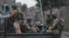 Des membres du groupe armé M23 montent dans un pick-up lors d'une patrouille à Goma, le 29 janvier 2025. 