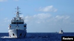 中国海警船在南中国海追赶越南海警船（路透社资料图）