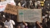Les manifestants à Niamey, le 21 décembre 2016 (VOA/Abdoul-Razak Idrissa)
