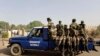 La police militaire assure la sécurité au centre de Niamey, Niger, 20 février 2010.