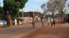 Dans les rues de Koutiala, au Mali, le 8 février 2017. (VOA/Alou Cissé)