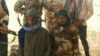 Des hommes du Gatia tiennent prisonniers des hommes de la CMA dans la région de Gao, Mali, le 1 décembre 2016. (VOA/Kassim Traoré)